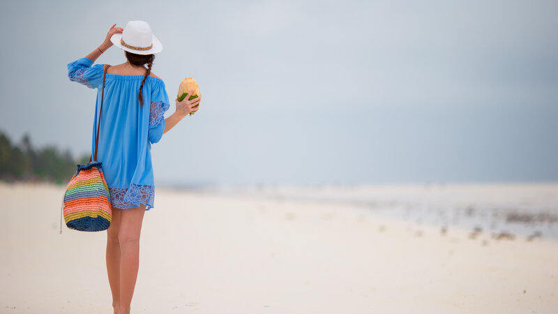 Kvinna p� strand p� Zanzibar